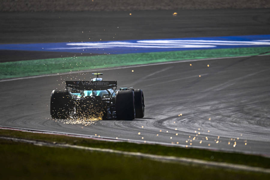 哈斯车队碾压法拉利，汉密尔顿统治全场