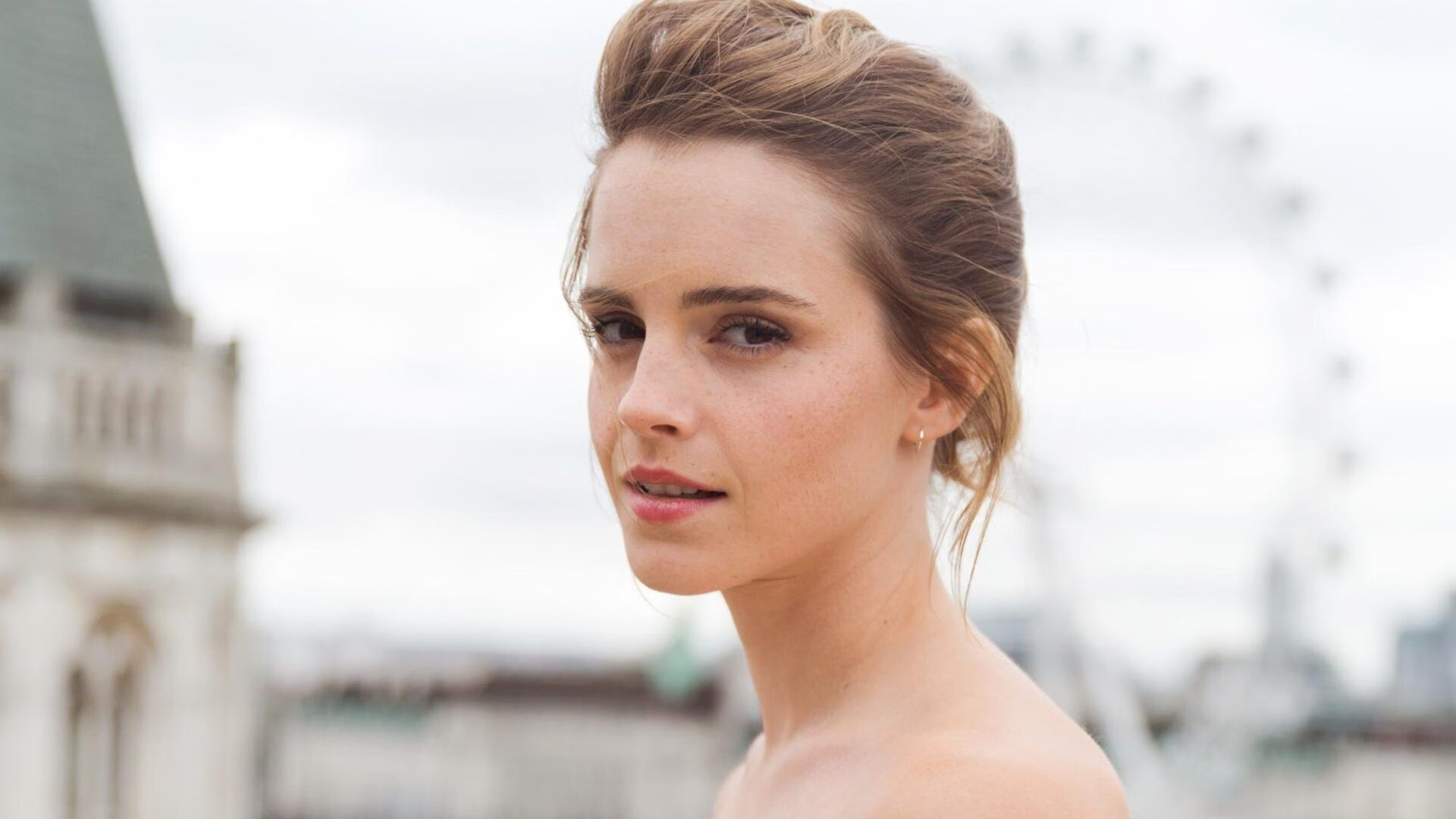 绿茵场的战术美学与篮球馆的火力压制，双城记