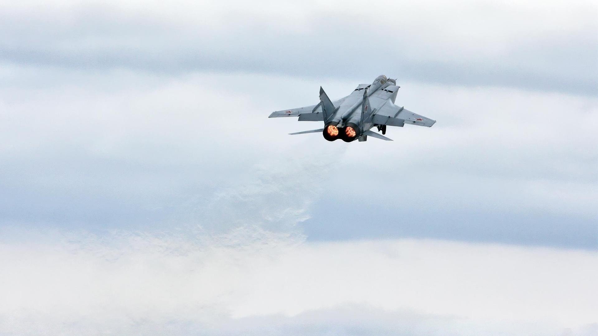 雷火电竞官网-一厘米的对决，斯通斯如何让伊朗的孤勇化为无形